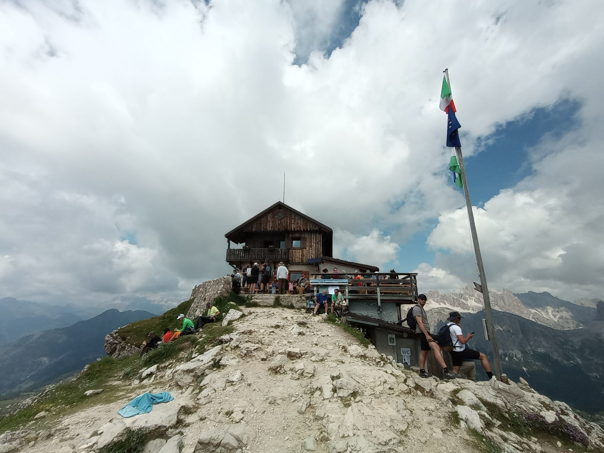 Punto di partenza la seggiovia Cinque Torri situata al passo Falzarego, ore 9.00.

Si può percorrere il primo tratto in seggiovia, oppure si prende direttamente il sentiero che sovrasta la linea funicolare...